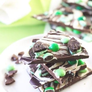 St. Patrick's Day Bark -an easy recipe for a great treat to enjoy on St. Patrick's Day! | www.countrysidecravings.com