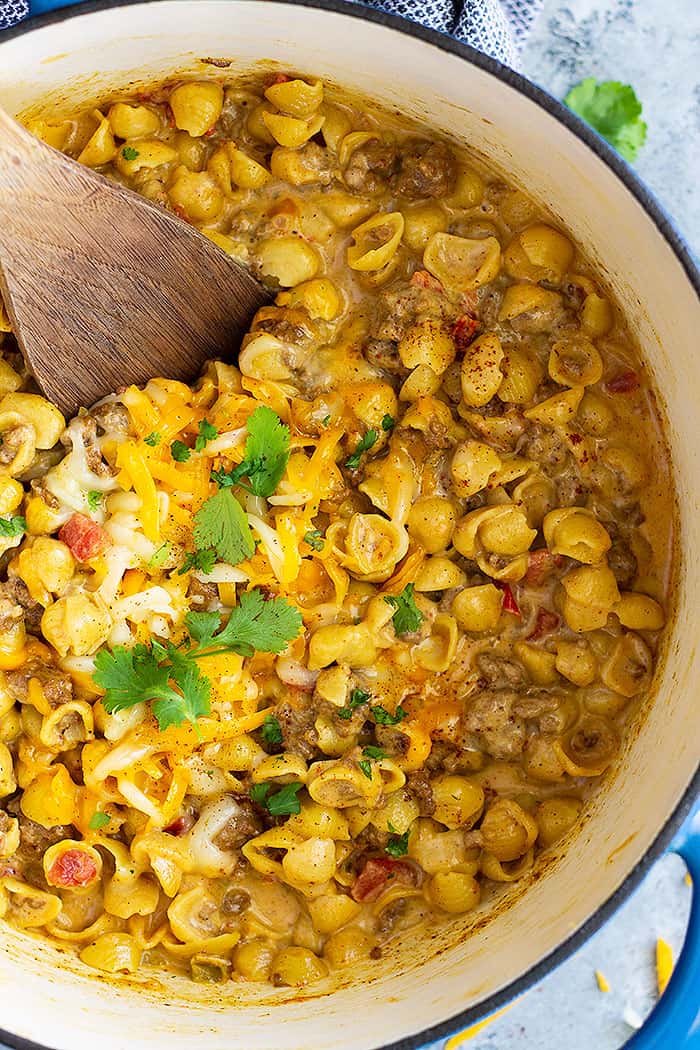 Chile Con Queso Mac and Cheese -is an easy one pot meal that takes only 30 minutes to make. It's a one pot meal that's perfect for any night of the week.