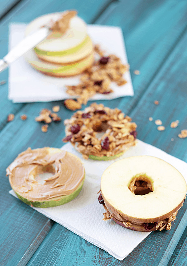These apple peanut butter granola sandwiches are a fun snack for the kids and grown-ups!! | Countryside Cravings