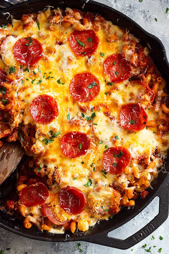 This One Pot Pizza Pasta will become a family favorite dinner! It's quick and easy to make and full of flavor! Plus, customize it and use whatever pizza toppings you like! #onepot #pastarecipe