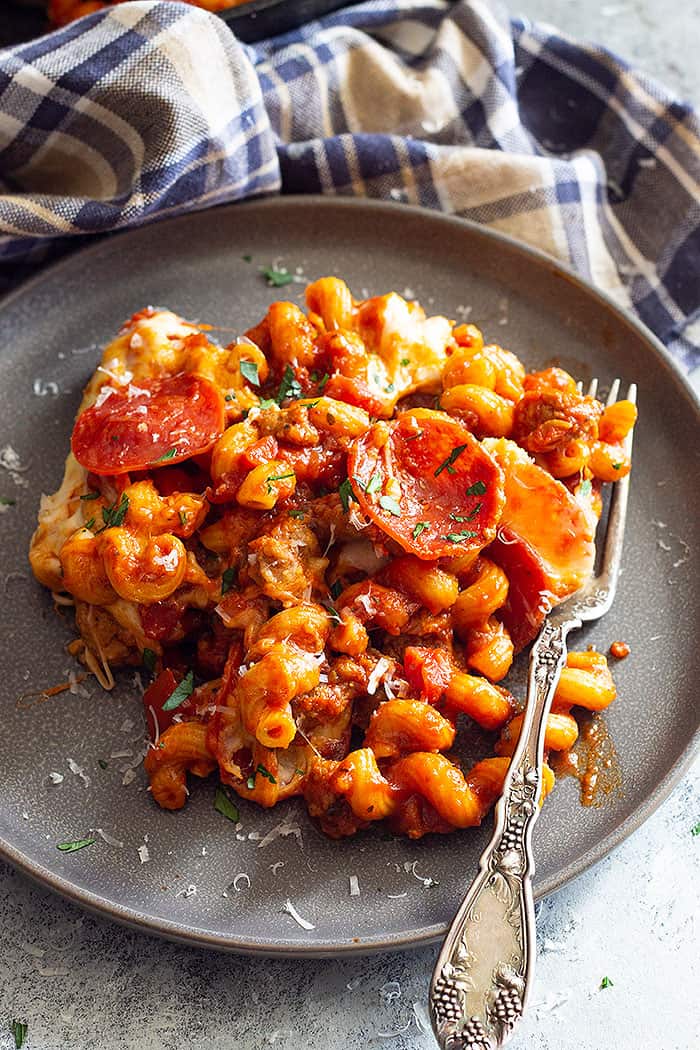 This One Pot Pizza Pasta is a great weeknight meal. It's fast, easy, and full of flavor! Plus, use whatever pizza toppings that are your favorite!! #pastarecipe #onepot