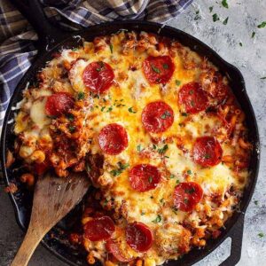 This One Pot Pizza Pasta will become a family favorite dinner! It's quick and easy to make and full of flavor! Plus, customize it and use whatever pizza toppings you like! #onepot #pastarecipe