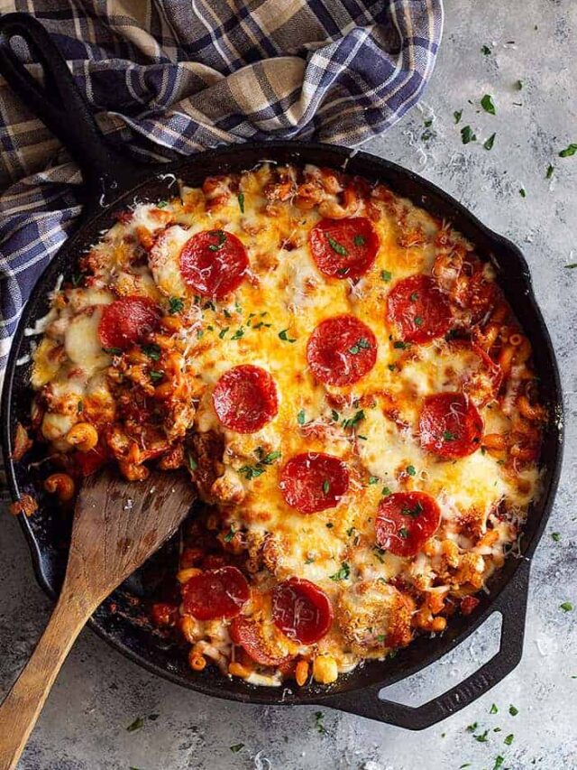 This One Pot Pizza Pasta will become a family favorite dinner! It's quick and easy to make and full of flavor! Plus, customize it and use whatever pizza toppings you like! #onepot #pastarecipe