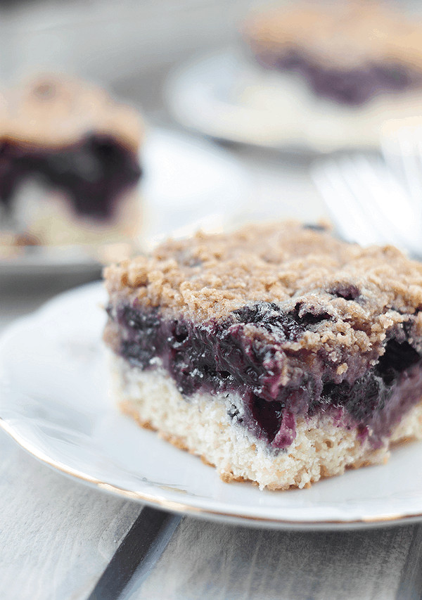 These Blueberry Buckle Bars are bursting full of sweet blueberries and topped with a yummy streusel topping. | Countryside Cravings