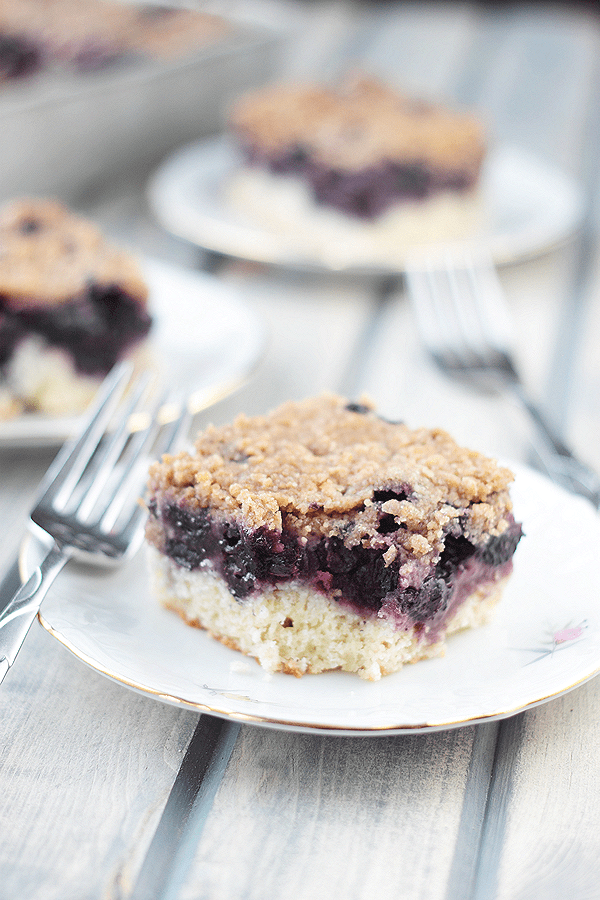 These Blueberry Buckle Bars are bursting full of sweet blueberries and topped with a yummy streusel topping. | Countryside Cravings