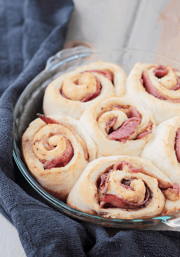 These Bacon Maple Cinnamon Rolls would be a great breakfast for Father's Day! | Countryside Cravings