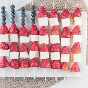 These Red, White and Blue Kabobs are a quick and easy dessert to make for the 4th of July!! | Countryside Cravings