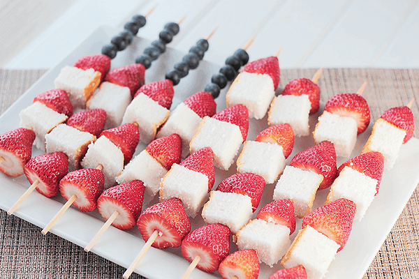 These Red, White and Blue Kabobs are a quick and easy dessert to make for the 4th of July!! | Countryside Cravings