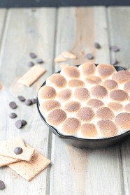 With this Caramel S'mores Dip you won't be missing the campfire!! Oooey and goooey toasted marshmallow with smooth caramel and chocolate, what's not to love?? | Countryside Cravings