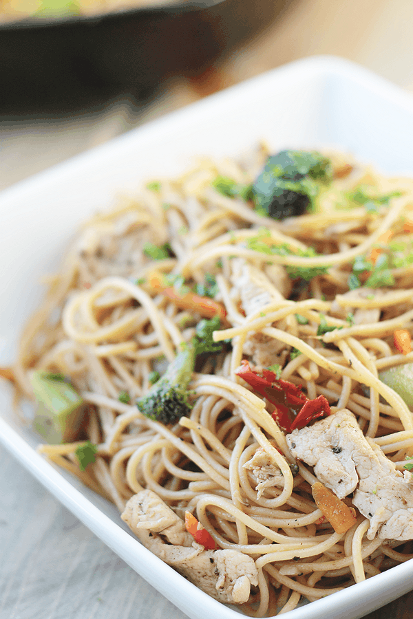 This Chicken Lo Mein is an easy weeknight meal that can be made in under 30 minutes! | Countryside Cravings