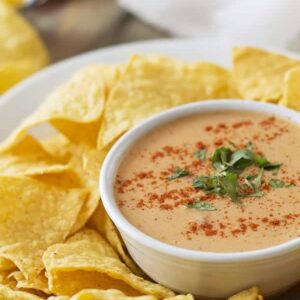 This Chile Con Queso Dip is quick, easy and a great crowd pleaser! | Countryside Cravings