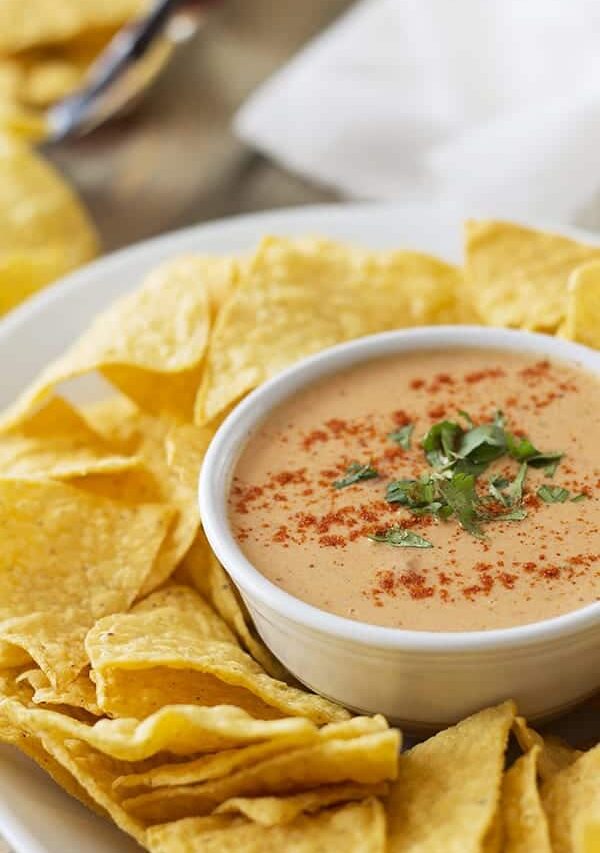 This Chile Con Queso Dip is quick, easy and a great crowd pleaser! | Countryside Cravings
