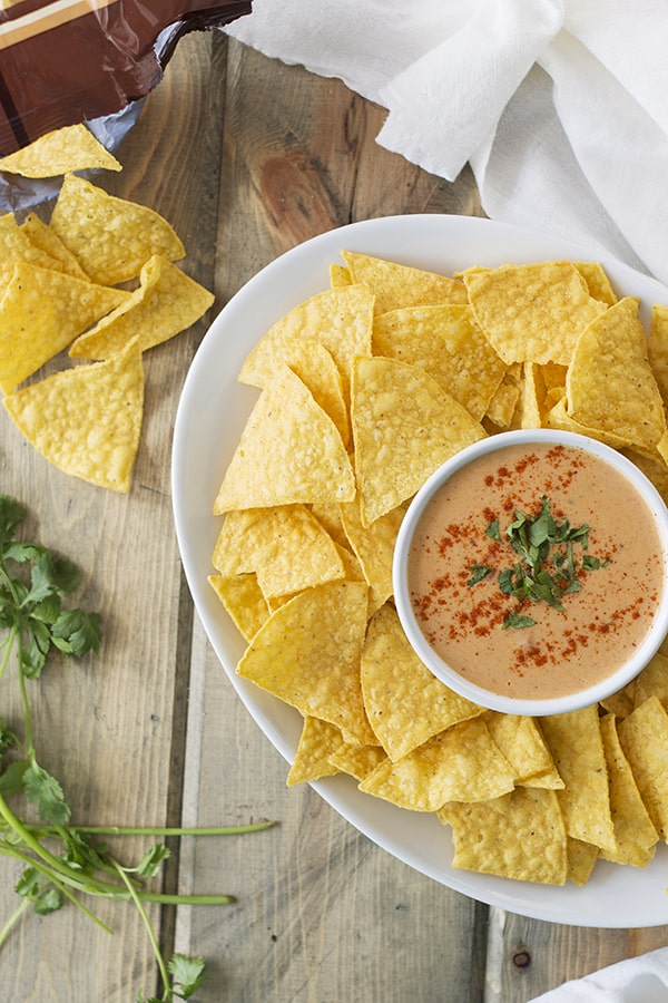 This Chile Con Queso Dip is quick, easy and a great crowd pleaser! | Countryside Cravings