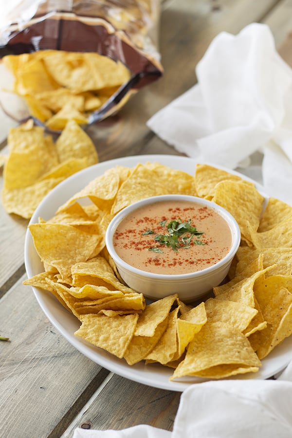 This Chile Con Queso Dip is quick, easy and a great crowd pleaser! | Countryside Cravings