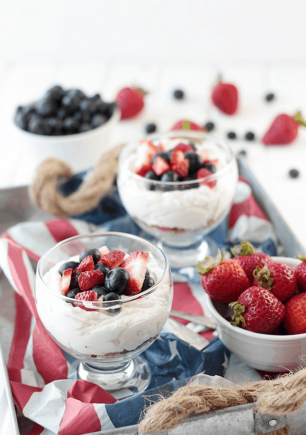 This Healthier Berry Cheesecake Parfait is a quick and easy dessert that's perfect for the 4th of July!! | Countryside Cravings