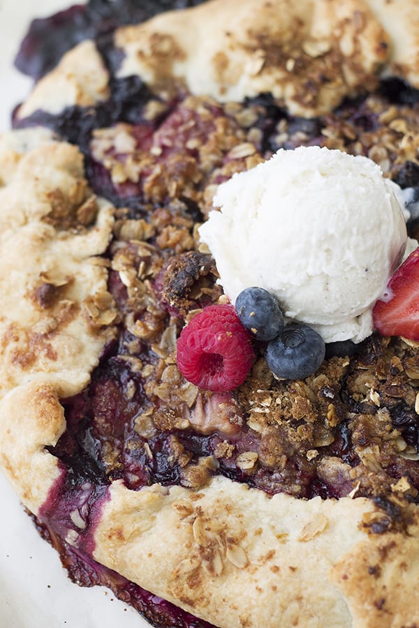 This Rustic Berry Tart is easier to make than a pie and looks and tastes amazing! | Countryside Cravings