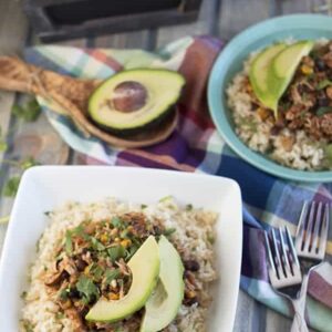 This Slow Cooker Southwest Chicken is full of flavor and an easy weeknight meal! | Countryside Cravings