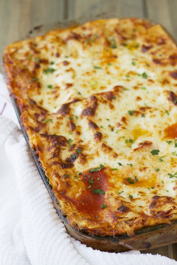 This Classic Lasagna is one of my family's favorite weeknight meal! | Countryside Cravings