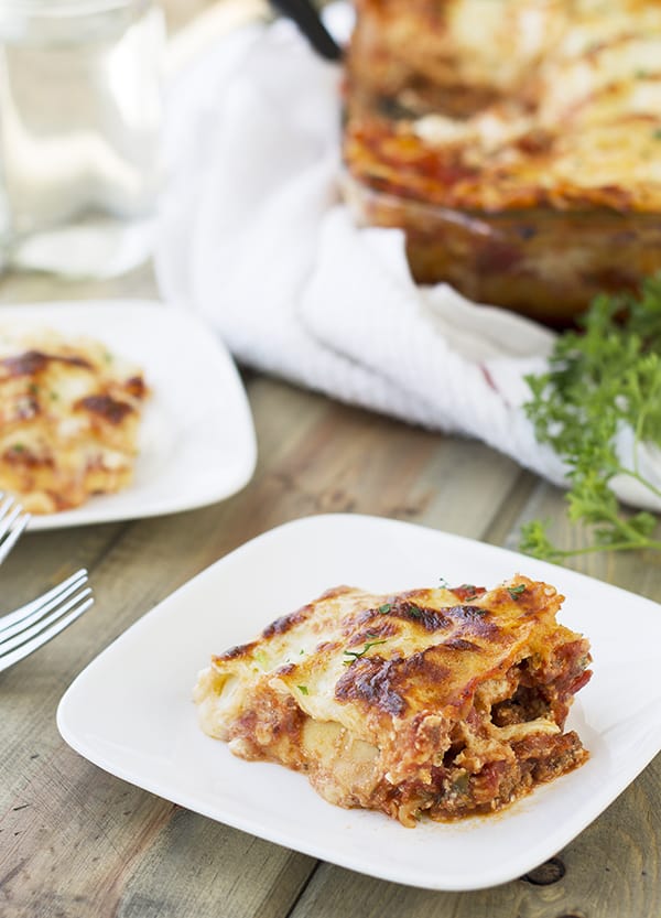 This Classic Lasagna is one of my family's favorite weeknight meal! | Countryside Cravings