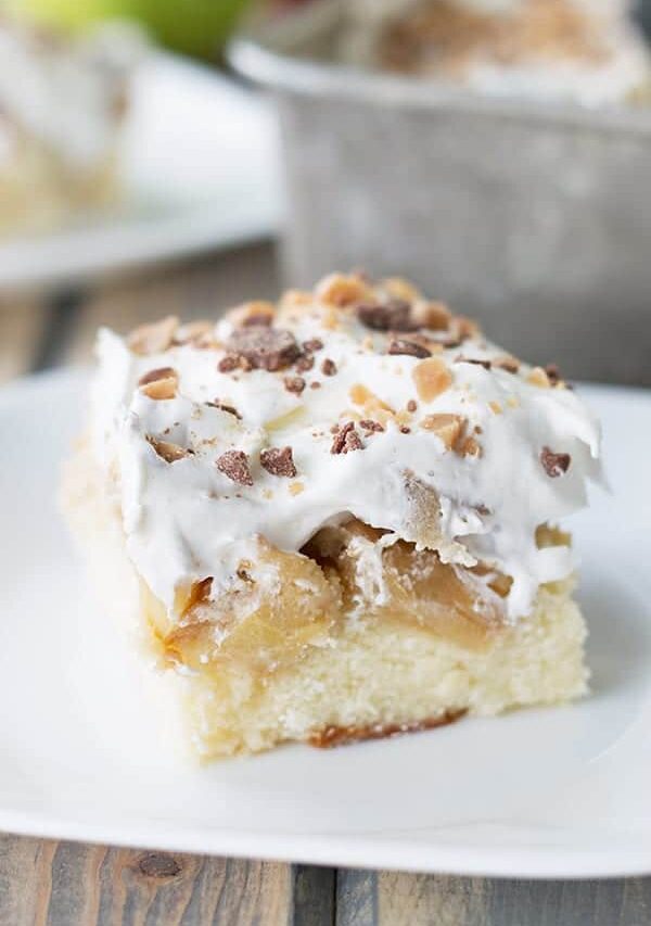 This Caramel Apple Cake is moist and full of caramel apples! | Countryside Cravings