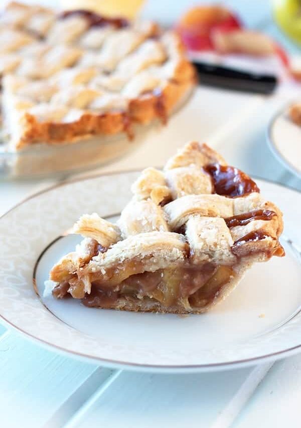 This Caramel Apple Pie is an all American classic but made with salted caramel inside! | Countryside Cravings