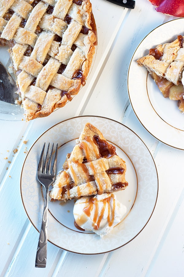 This Caramel Apple Pie is an all American classic but made with salted caramel inside! | Countryside Cravings
