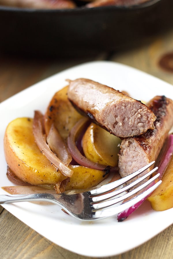 These Sausages and Apples are a quick and tasty one dish meal your whole family will love! | Countryside Cravings