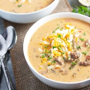 Slow Cooker Cheeseburger Soup- a delicious soup that tastes like a cheeseburger made right in your slow cooker! | Countryside Cravings