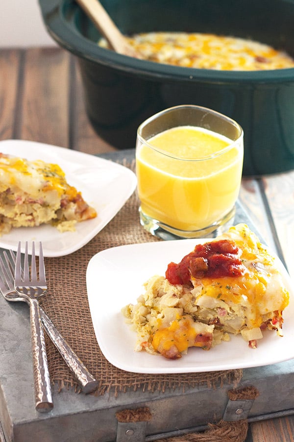 Slow Cooker Sausage and Potato Breakfast Casserole- a hearty and satisfying breakfast made right in your slow cooker! | countrysidecravings.com