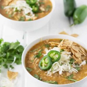 Slow Cooker White Chicken Chili- this comforting soup is made easy right in your slow cooker! | countrysidecravings.com
