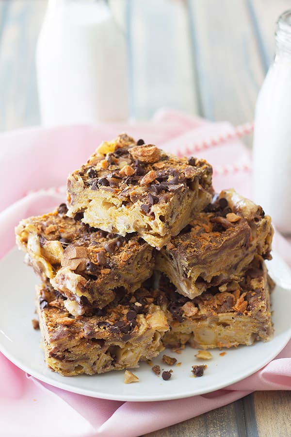 Sweet and Salty Frito Chp Bars -a perfect sweet and salty combo with chocolate chips and butterfinger pieces. | countrysidecravings.com
