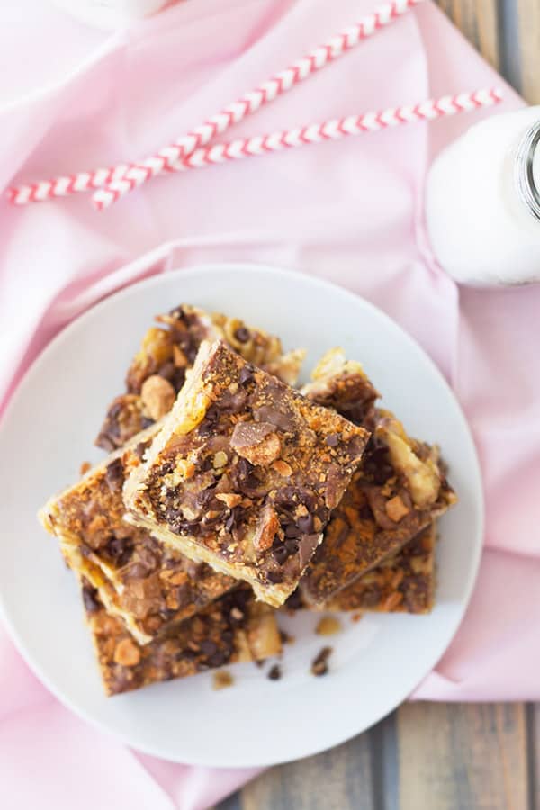 Sweet and Salty Frito Chip Bars -a perfect sweet and salty combo with chocolate chips and butterfinger pieces. | countrysidecravings.com