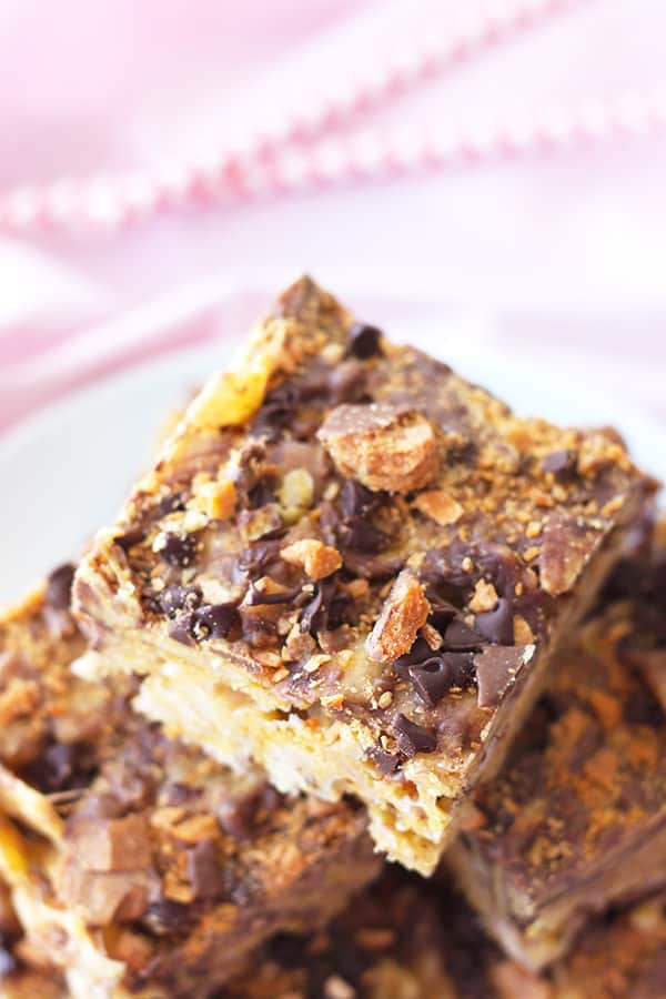 Sweet and Salty Frito Chip Bars -a perfect sweet and salty combo with chocolate chips and butterfinger pieces. | countrysidecravings.com