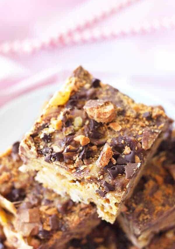 Sweet and Salty Frito Bars -a perfect sweet and salty combo with chocolate chips and butterfinger pieces. | countrysidecravings.com