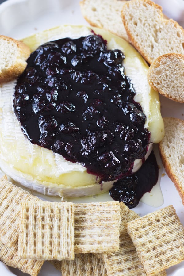 Blueberry Baked Brie -this super easy recipe would make a great appetizer for your next get together! | www.countrysidecravings.com