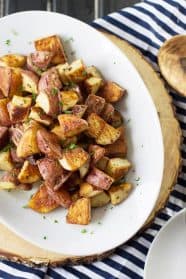 Easy Roasted Potatoes -crispy potatoes with simple seasonings that will go great with any meal! | www.countrysidecravings.com