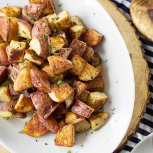 Easy Roasted Potatoes -crispy potatoes with simple seasonings that will go great with any meal! | www.countrysidecravings.com