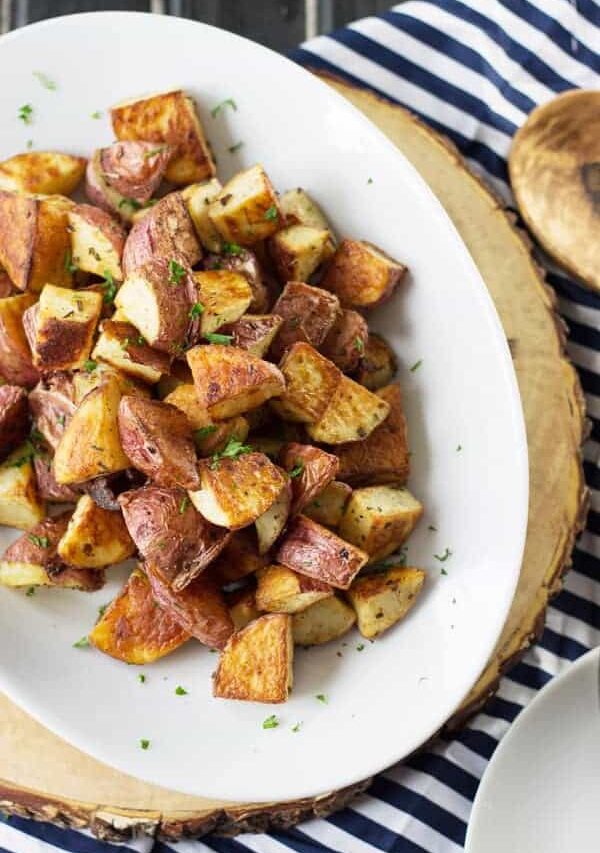 Easy Roasted Potatoes -crispy potatoes with simple seasonings that will go great with any meal! | www.countrysidecravings.com