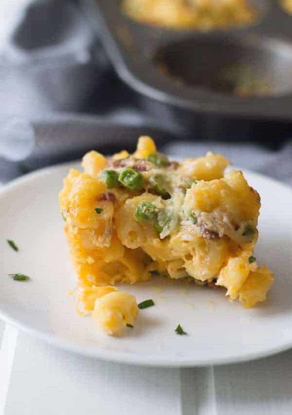 Macaroni and Cheese Cups -baking macaroni and cheese in a muffin tin makes them fun to eat and best of all- portable! | www.countrysidecravings.com