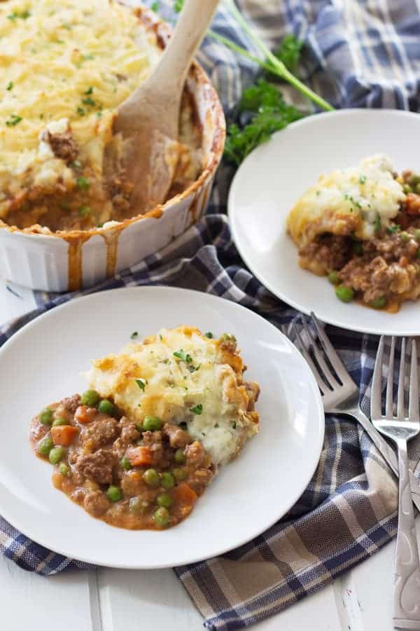 Shepherd's Pie -a quick and easy dinner recipe for any night of the week! | www.countrysidecravings.com