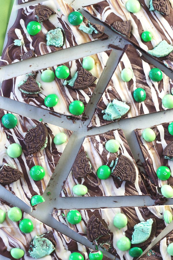 St. Patrick's Day Bark -an easy recipe for a great treat to enjoy on St. Patrick's Day! | www.countrysidecravings.com