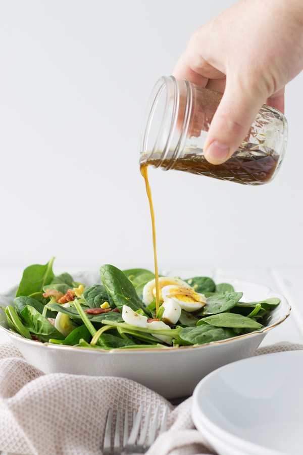 Wilted Spinach Bacon Salad -this super easy salad recipe is a great way to use up some extra boiled eggs! | www.countrysidecravings.com