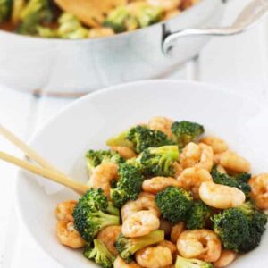 This Quick and Easy Shrimp and Broccoli will be on you table in about 15 minutes! Now that's fast! | www.countrysidecravings.com