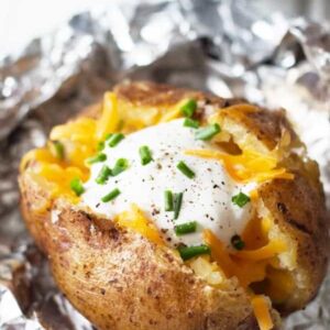 Slow Cooker Baked Potatoes - an easy way to come home to baked potatoes! | www.countrysidecravings.com