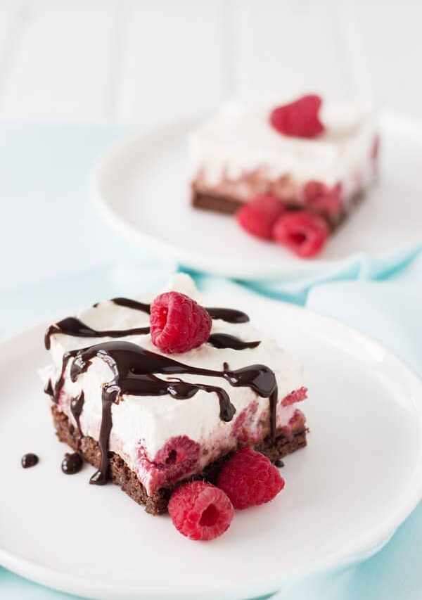 Raspberry Brownie Frozen Yogurt Dessert will cool you off this summer with a chewy chocolate brownie base and smooth, creamy and cool raspberry yogurt and whipped cream! | www.countrysidecravings.com