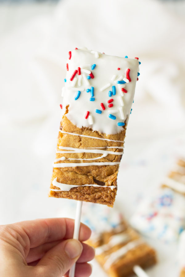 Fourth of July Cookie Sticks -a chewy chocolate chip cookie bar dipped in white chocolate then sprinkled with red, white and blue sprinkles! | www.countrysidecravings.com