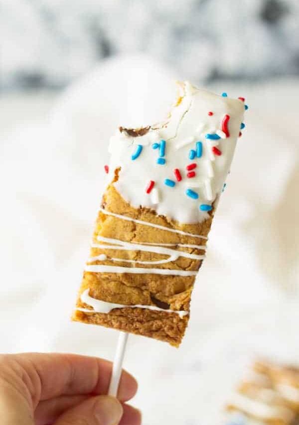 Fourth of July Cookie Sticks -a chewy chocolate chip cookie bar dipped in white chocolate then sprinkled with red, white and blue sprinkles! | www.countrysidecravings.com