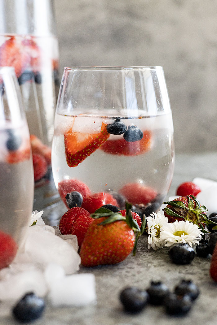 https://www.countrysidecravings.com/wp-content/uploads/2016/06/easy-white-sangria-picture.jpg