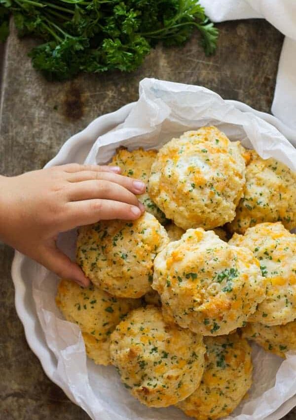 These Garlic Cheddar Biscuits are an easy and quick recipe plus they taste almost the same as Red Lobster's biscuits!!
