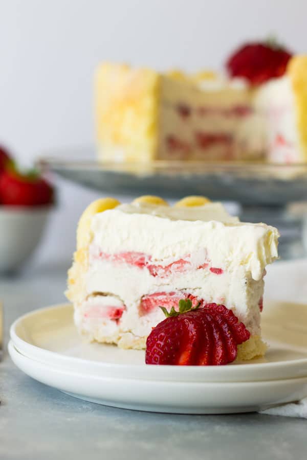 Ladyfinger Strawberry Ice Cream Cake -an easy and eye catching dessert. Layered with strawberry ice cream, luscious strawberries and topped with freshly whipped cream! | www.countrysidecravings.com 